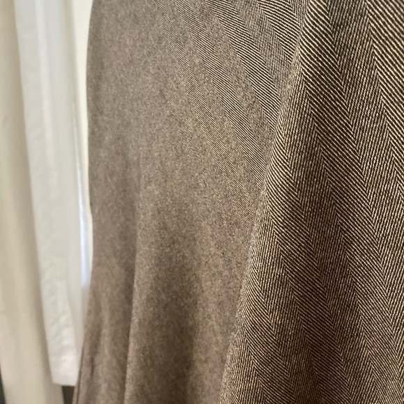 Banana Republic Wool/Rayon Skirt. A-line cut..
Size 16. Brown. - Picture 7 of 9